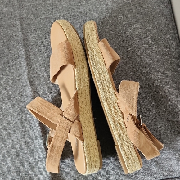 Old Navy Tan Sandals with Adjustable Straps - Picture 6 of 8